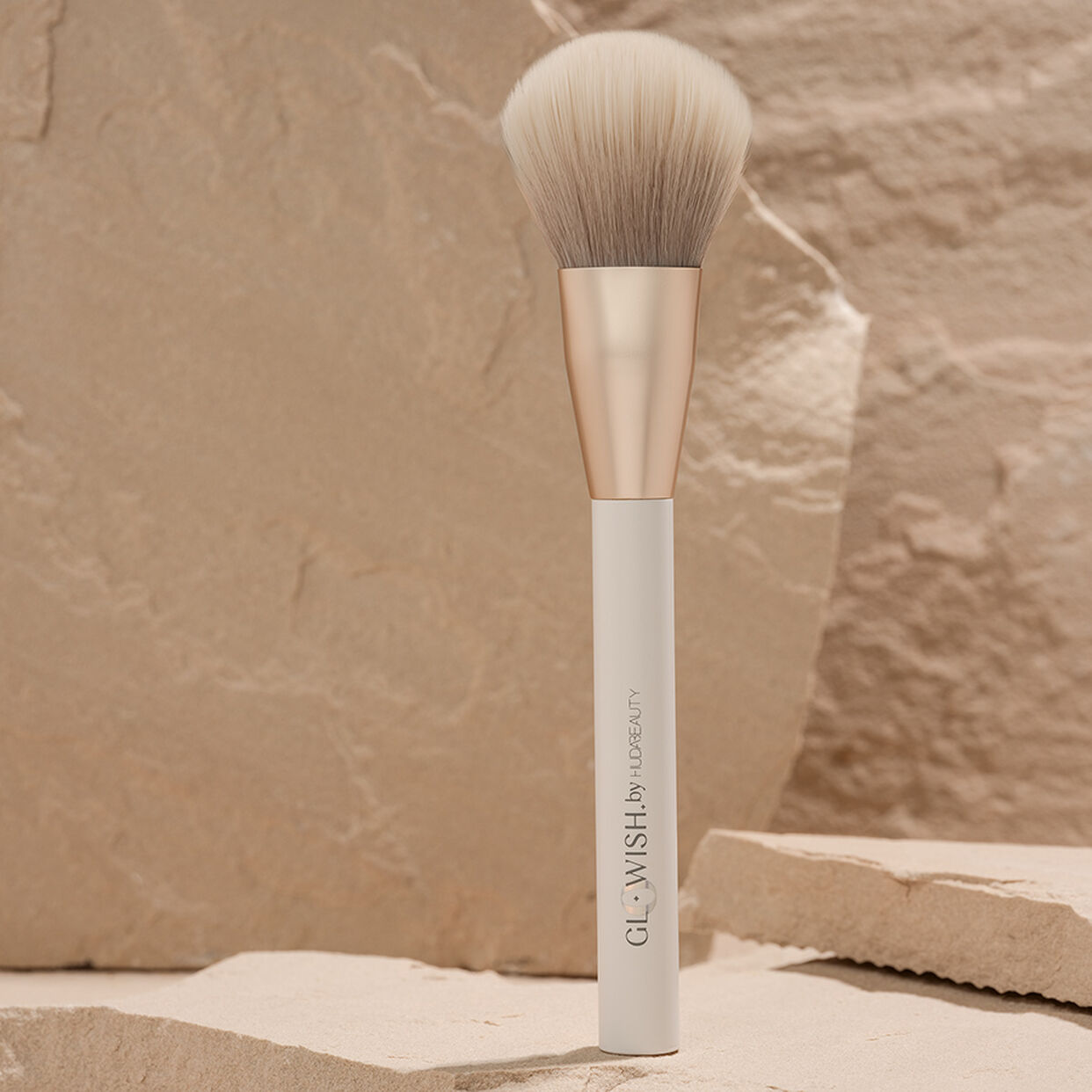 huda-beauty-easy-bake-glowish-powder-brush-puderpinsel image 4