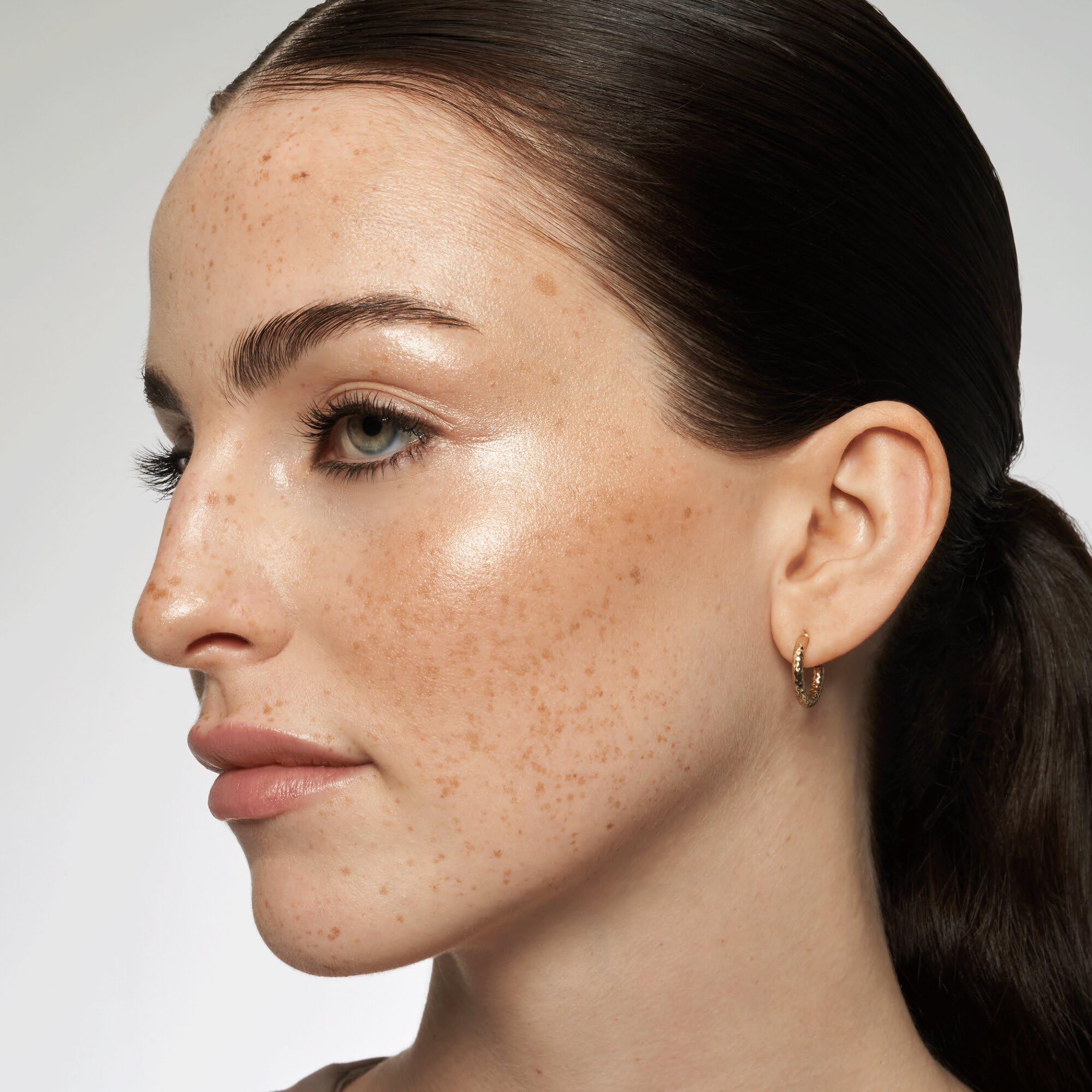 catrice-all-over-glow-tint-030-gold-highlighter-15-ml image 5