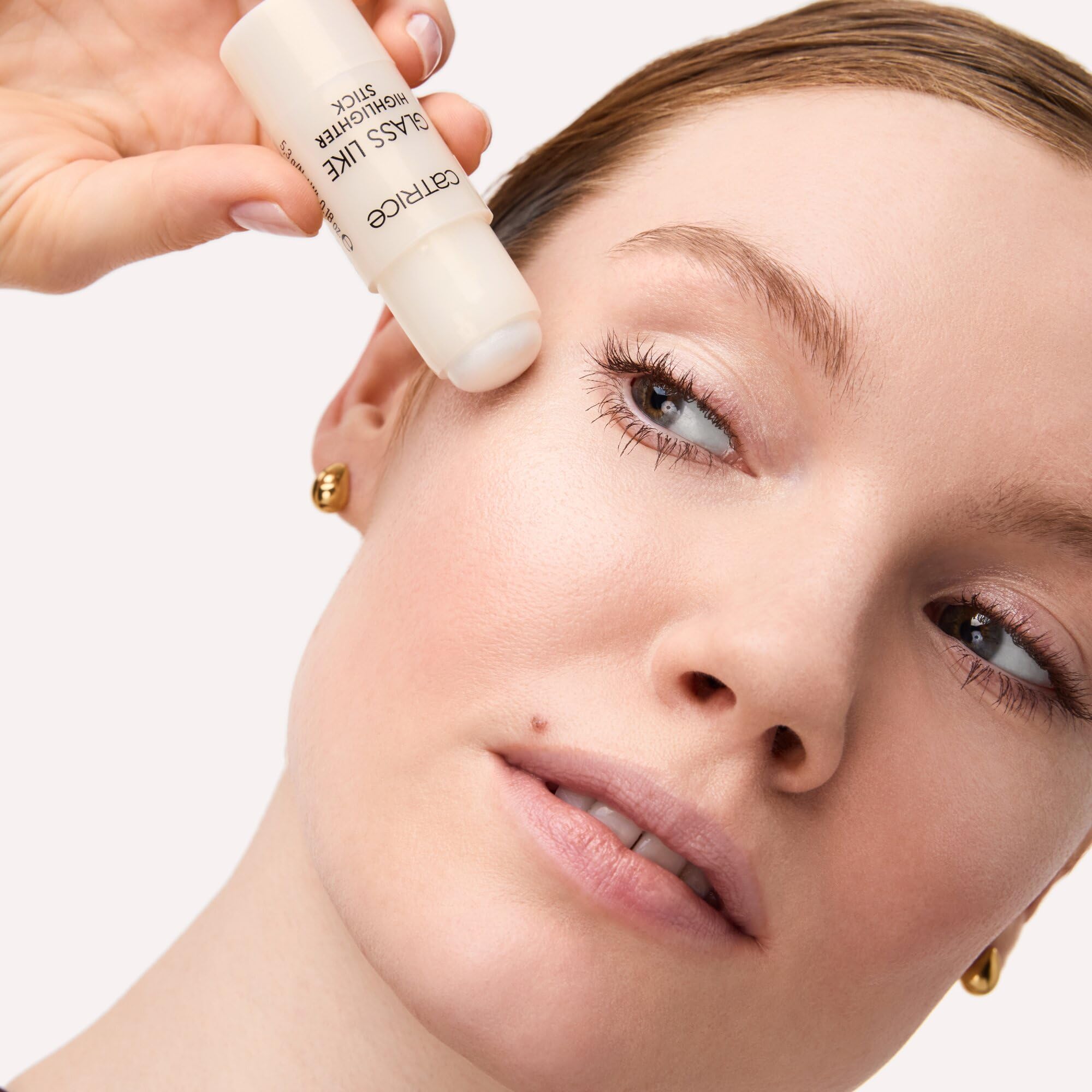 catrice-glass-like-highlighter-stick-010-transparent-5-3g-glass-skin image 5