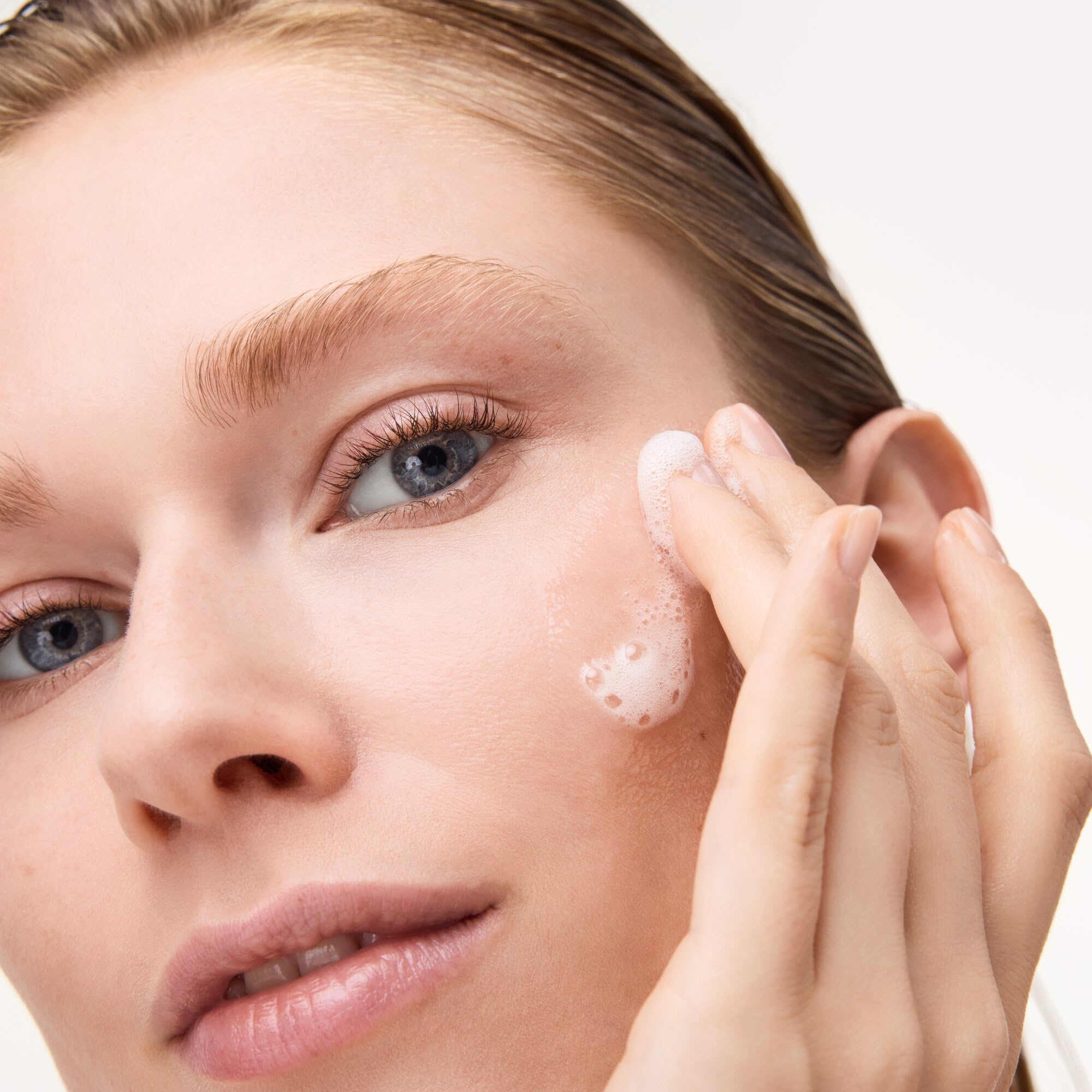 catrice-soft-glam-foam-primer-010-transparent-32-5-ml image 5