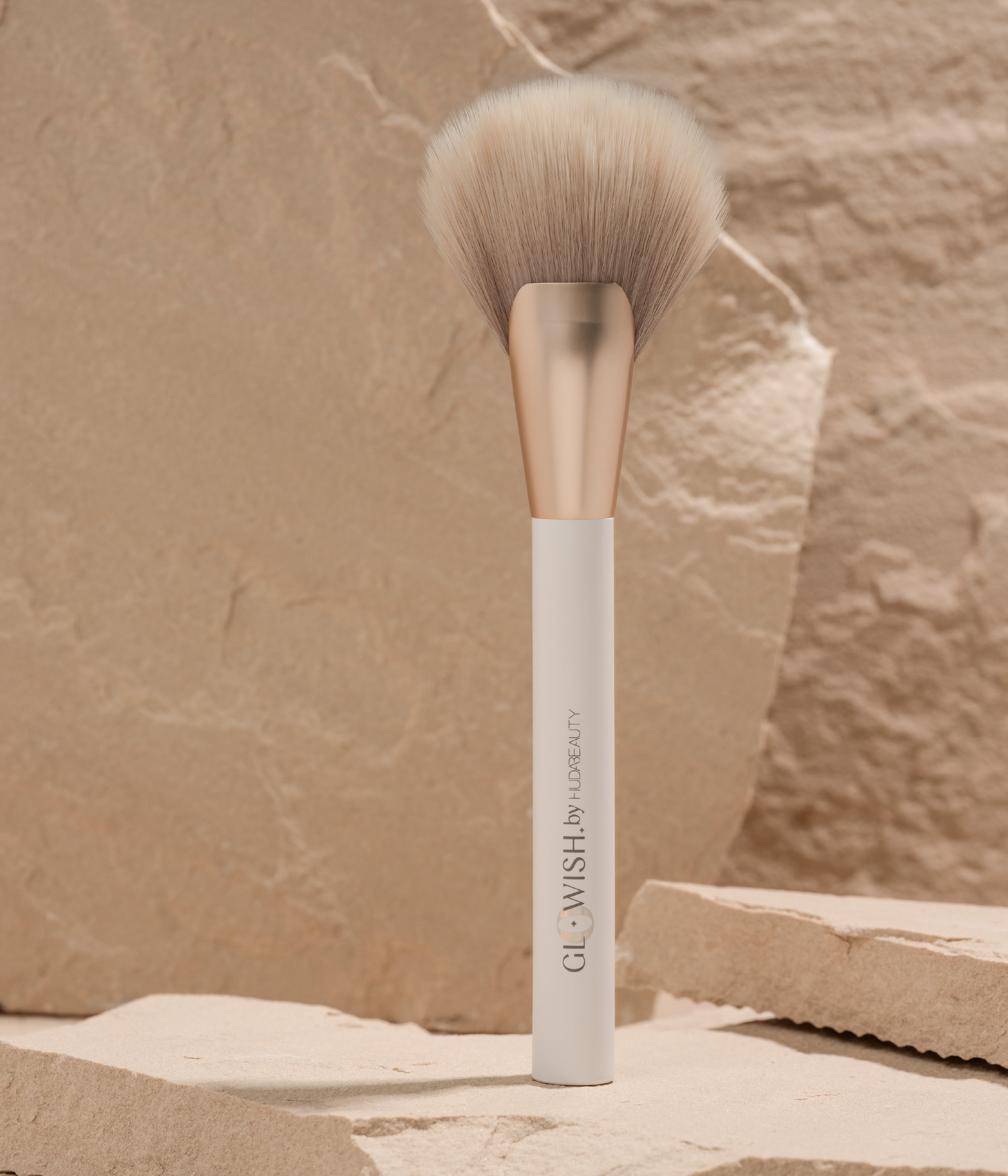 huda-beauty-easy-blur-glowish-skin-tint-pinsel image 2