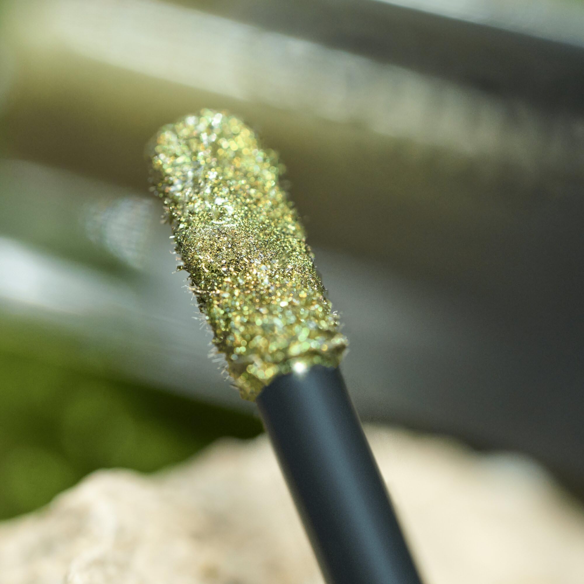 catrice-mystic-forest-liquid-eyeshadow-c03-gr-n-4-5ml image 3