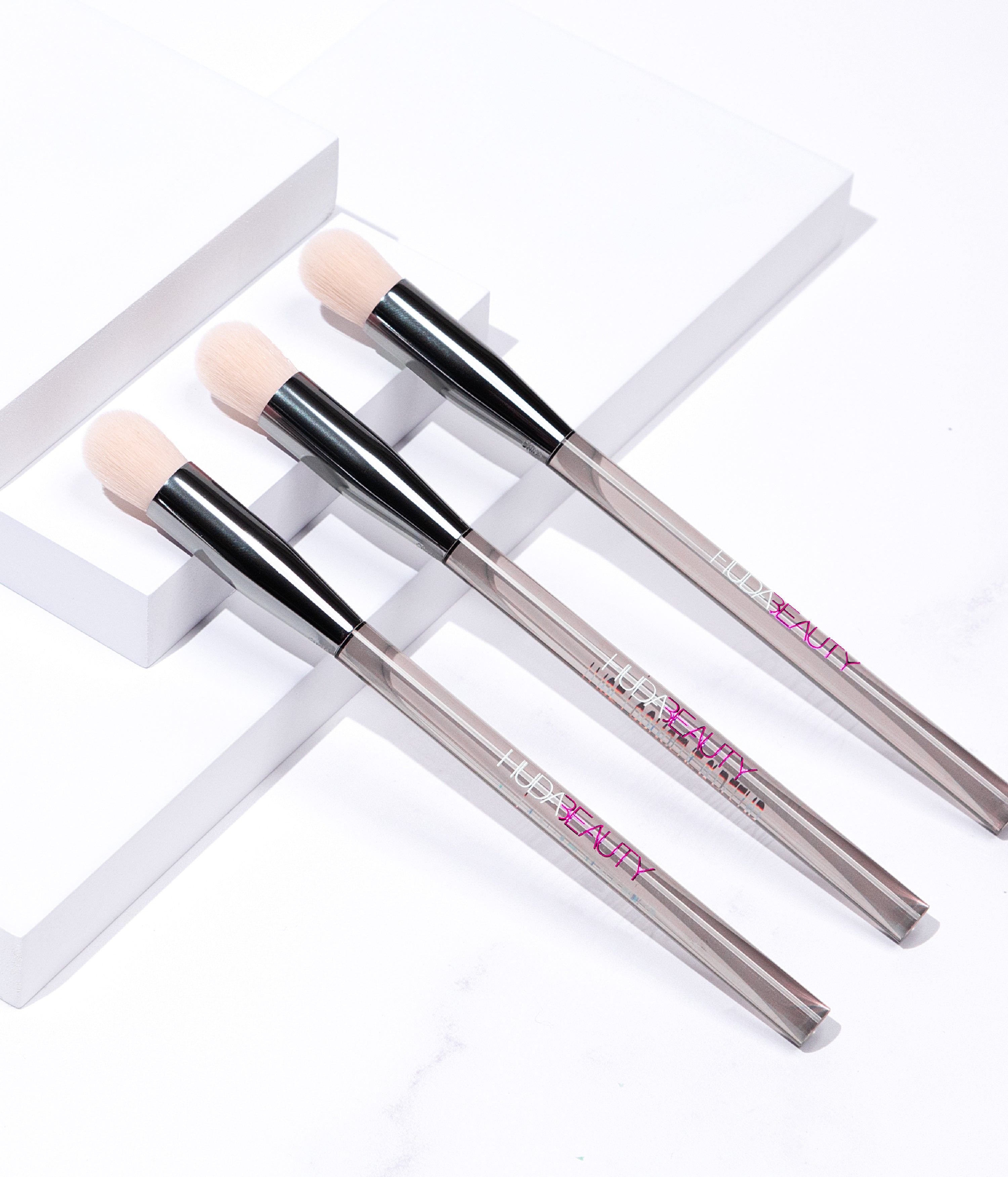 huda-beauty-fauxfilter-conceal-blend-complexion-brush-pinsel image 2