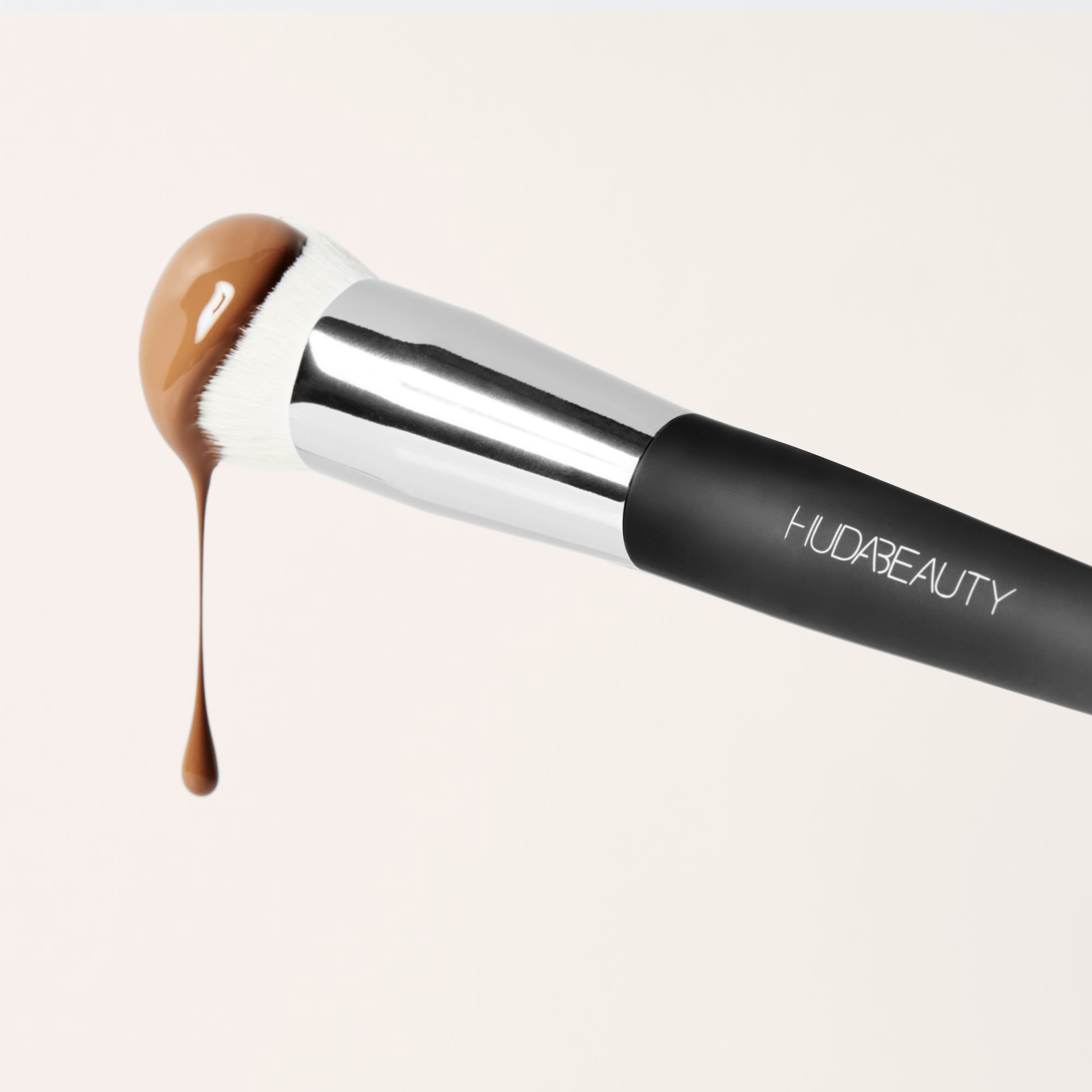 huda-beauty-easy-blur-base-brush-foundation-pinsel image 2
