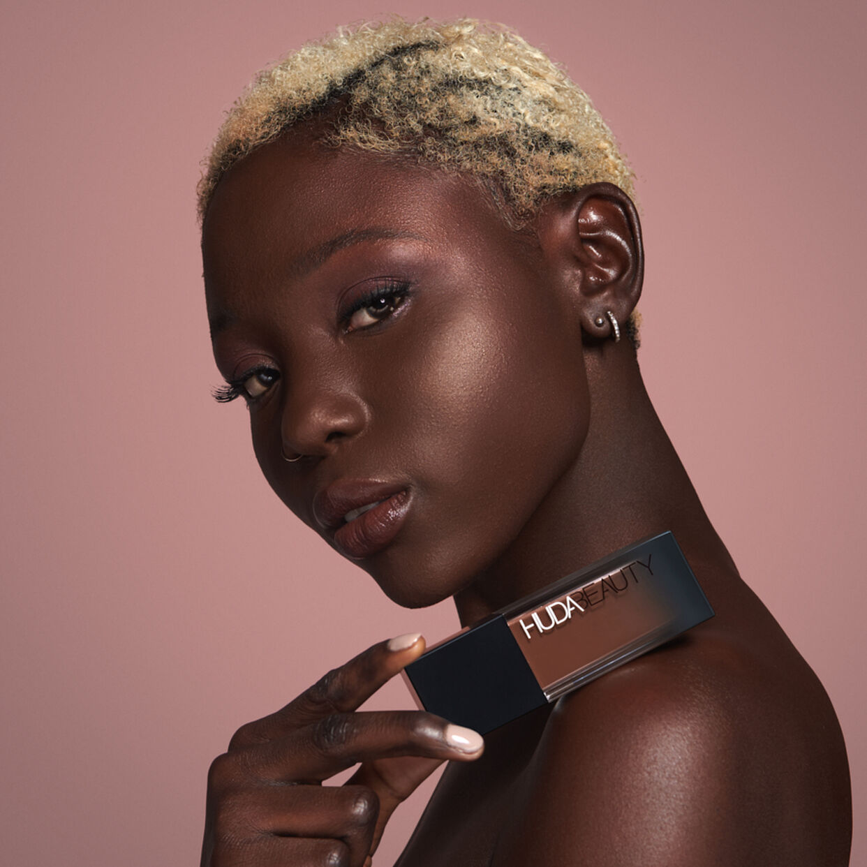 huda-beauty-fauxfilter-luminous-matte-foundation-milkshake-100b image 3