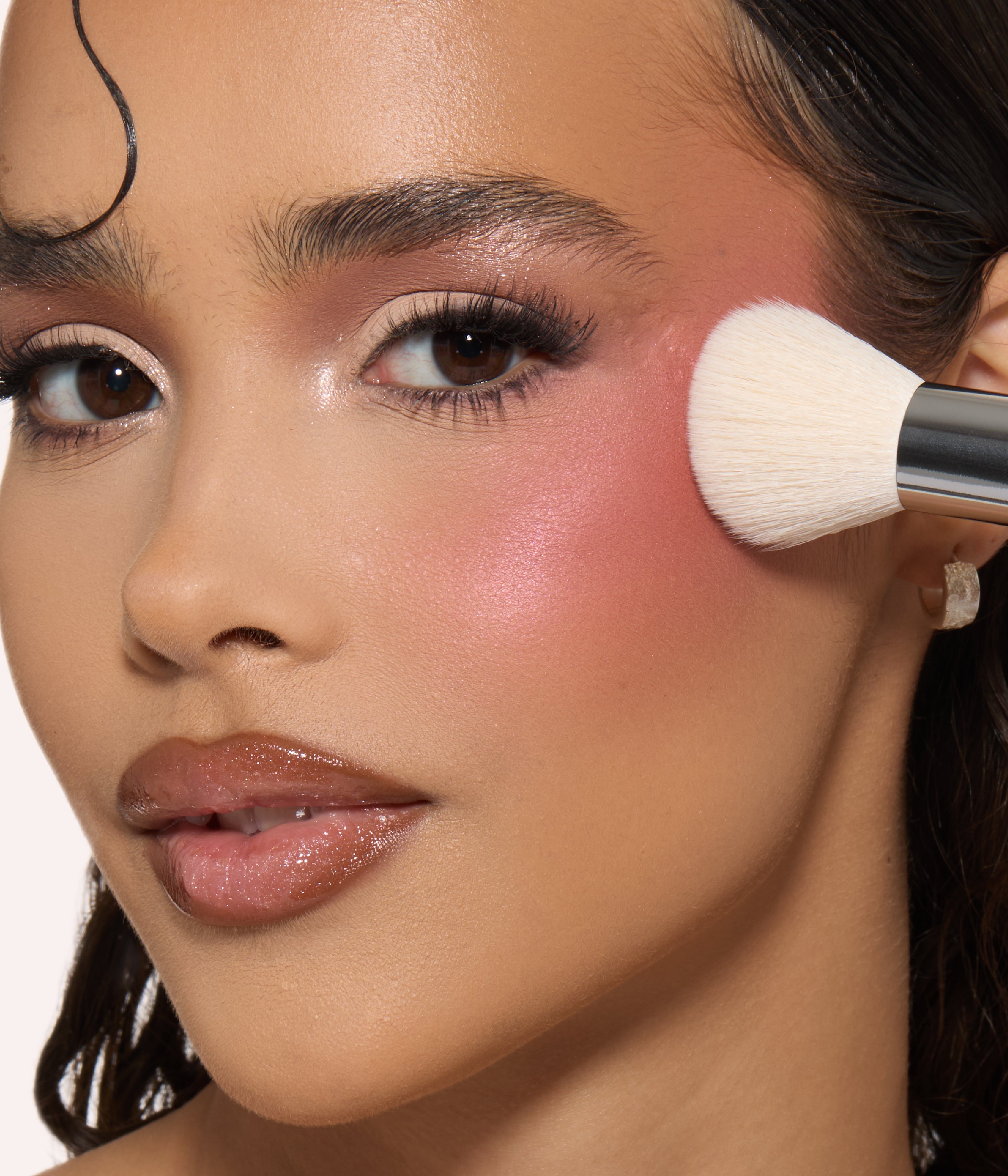 huda-beauty-blush-filter-diffusing-cheek-brush-rougepinsel image 2