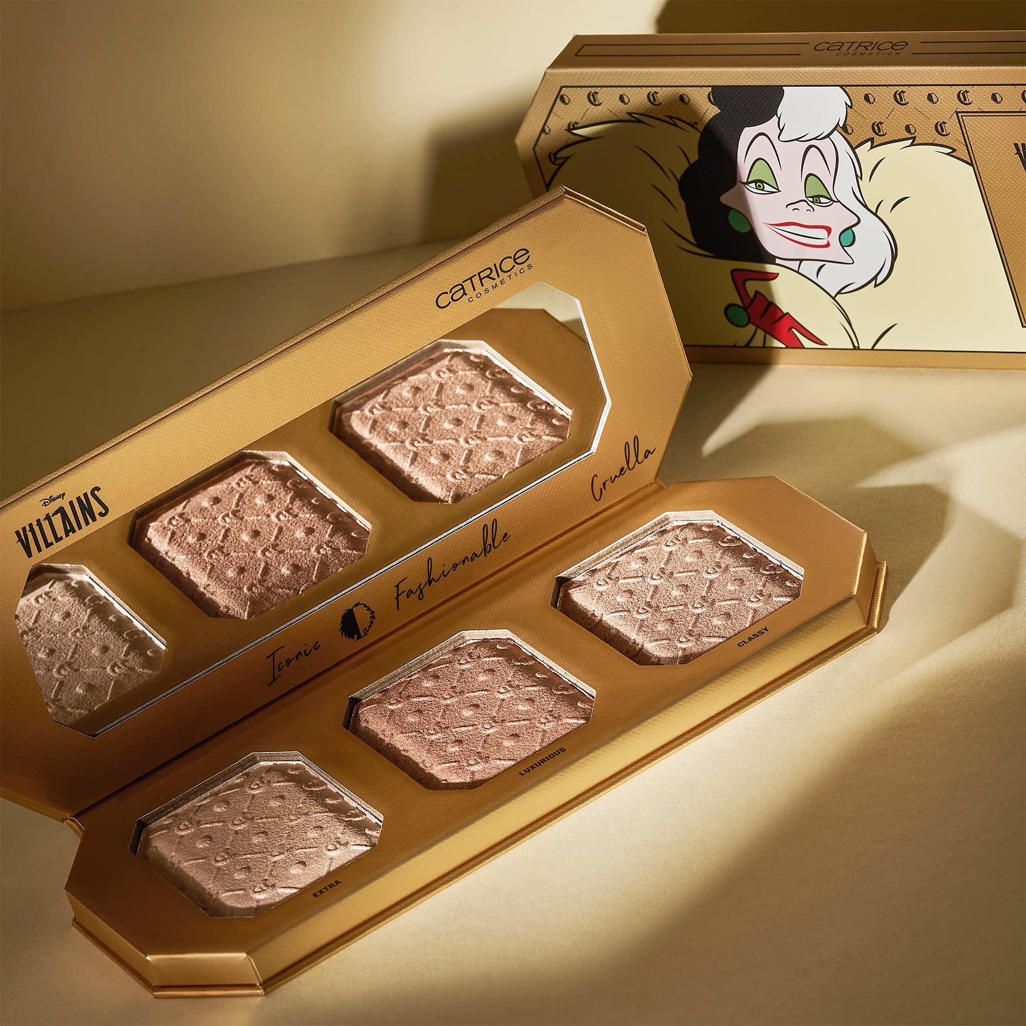 catrice-disney-villains-cruella-highlighter-palette-020-gold-31-5g image 7