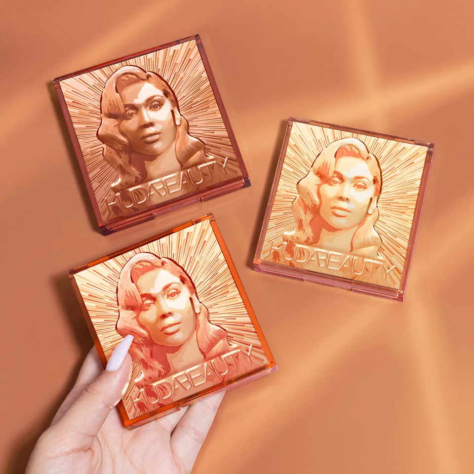 huda-beauty-obsessions-mini-glow-highlighter-palette-light image 1