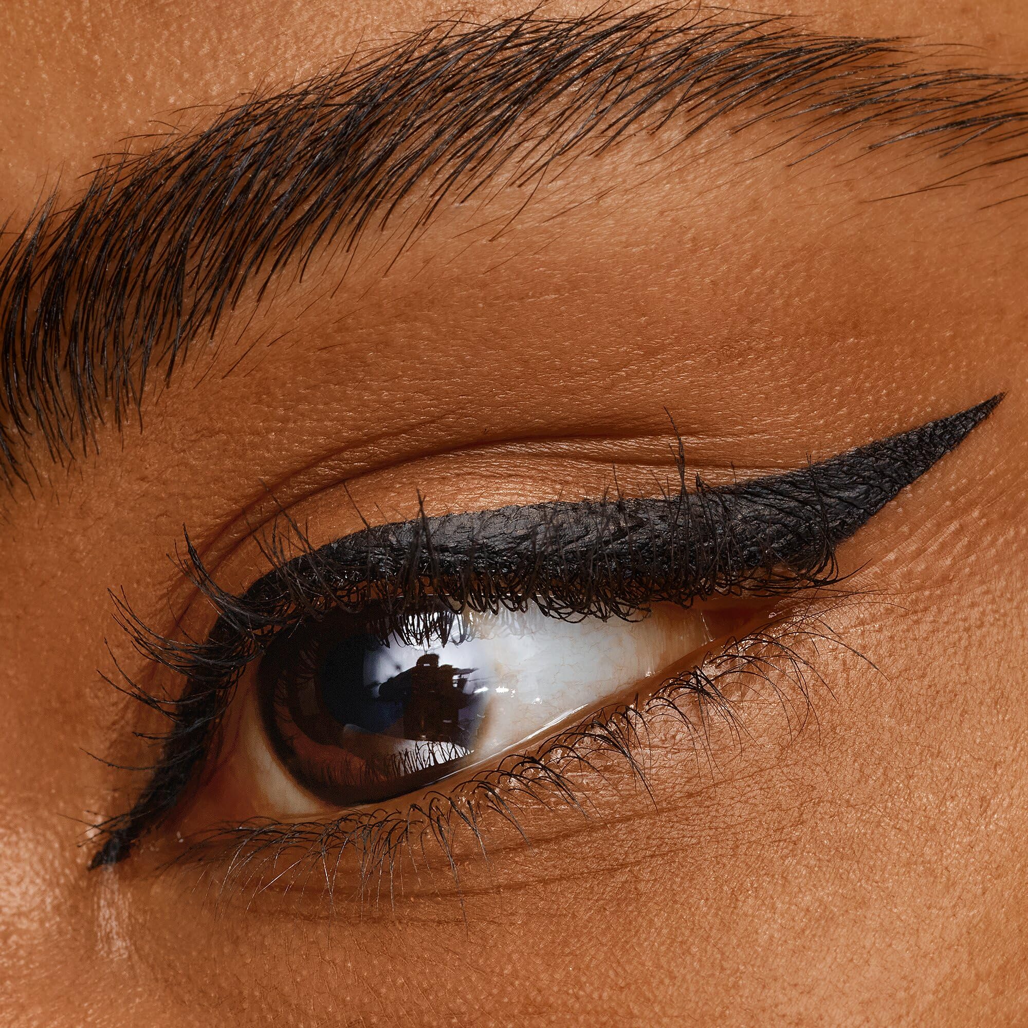 catrice-24h-brush-liner-010-eyeliner-ultra-black-matt image 6