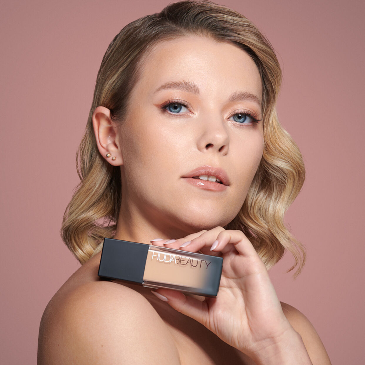 huda-beauty-fauxfilter-luminous-matte-foundation-milkshake-100b image 7